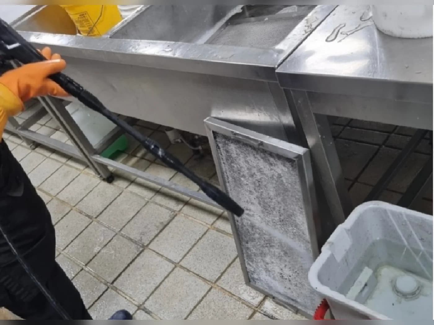 창가와 실외기 주변을 정리하는 현장
